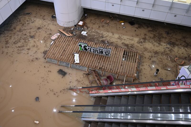 黃大仙中心嚴重水浸，位於商場底層水位高至「牛奶冰室」頂部，整間餐廳被淹沒。（張仕仁攝）