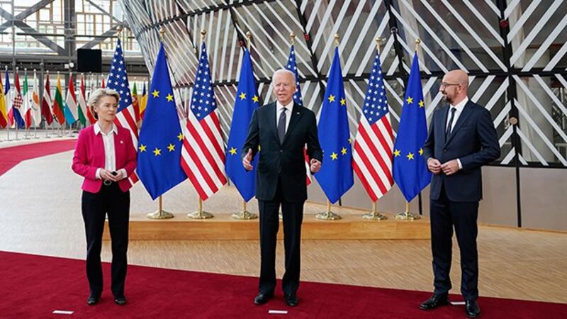 美国总统拜登（Joe Biden）（中）6月15日在布鲁塞尔与欧洲理事会（European Council）主席米歇尔（Charles Michel）（右）、欧盟执行委员会（EU Commission）主席冯德莱恩（Ursula von der Leyen）（左）举行美欧峰会。（美联社）