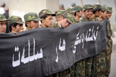  ماتەم مۇراسىمغا قاتنىشىۋاتقان ئۇيغۇر ئەسكەرلەر 