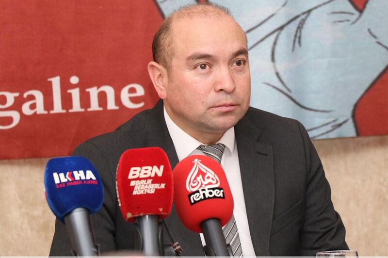 خىتاينىڭ ئۇيغۇر ئېلىنى بېسىۋالغانلىقىنىڭ 73-يىللىقىدا ئۆتكۈزۈلگەن ئاخبارات ئېلان قىلىش يىغىنىدا ئۇيغۇر ئاكادېمىيەسى ۋەخپى باش كاتىپى ئابدۇلخەمىت قاراخان سۆزلىمەكتە. 2022-يىلى 30-سېنتەبىر، ئەنقەرە، تۈركىيە.