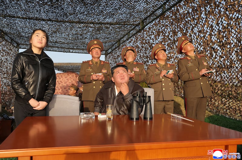 김정은 북한 국무위원장(가운데)과 그의 딸 김주애(왼쪽)가 2026년 4월 19일, 탄도미사일 시험 발사를 시찰하고 있다. 북한은 최근 잇따른 미사일 발사 시도 중 하나로 여러 발의 단거리 탄도미사일을 시험 발사했다고 조선중앙통신은 4월 20일 보도했다.