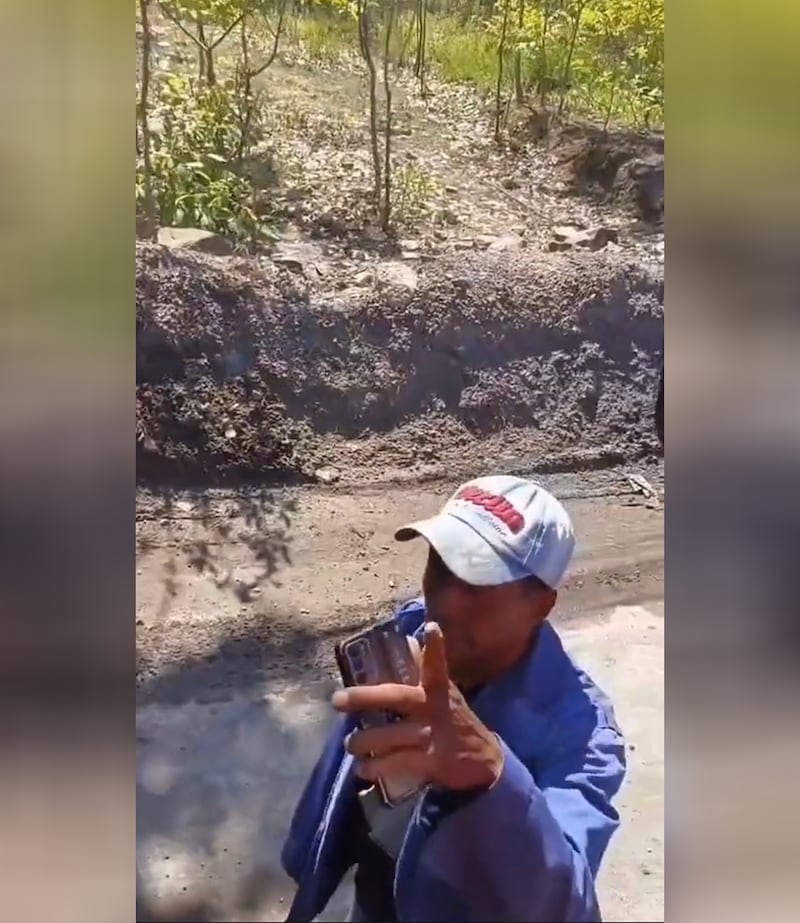 河北唐山东北部迁安市马兰庄,一长途货车司机称,沿途遇十多个农民拦截要“买路钱”一至十元不等,两个人拦路,一个要司机付10元,一个拿锄头的要5元,司机只得给钱。(网络截图/古亭提供)