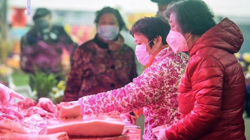 中国新型肺炎疫情加速了物价上涨，预计将对今年二、三季度禽蛋禽肉市场供应带来影响。图为，2020年2月9日，浙江省杭州市民在购买猪肉。（法新社） 