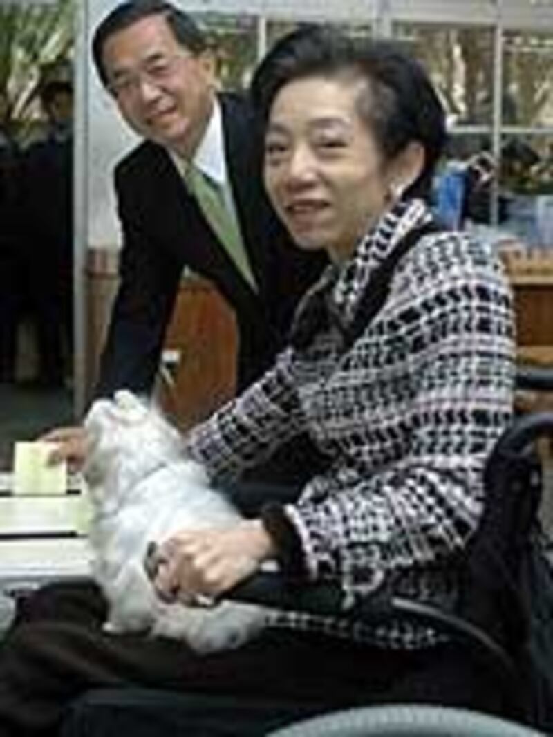Chan_wife2006_150.jpg