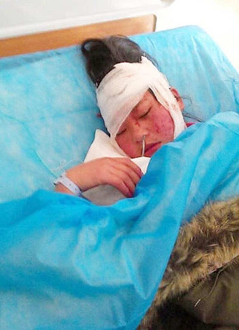 遊行期間，學生遭武警阻止，部分學生被打傷，送院救治。（照片由維權人士提供）