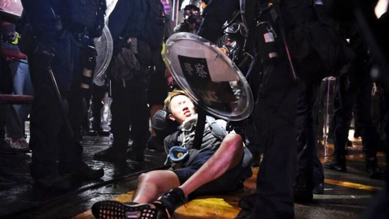 示威者控诉港警暴力滥权,要求成立独立调查委员会,香港特首林郑月娥拒绝。(AFP)