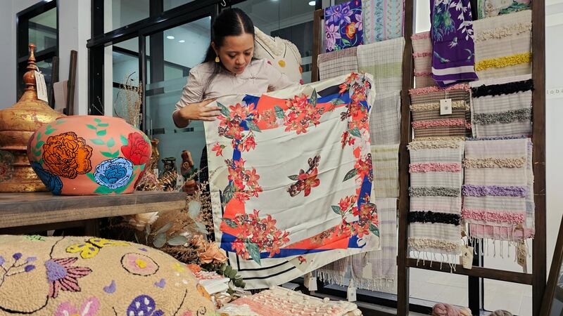 ရန်ကုန်၊ ကျောက်တံတားမြို့နယ်ရှိ ဗေဒါ ရိုးရာလက်မှုထည်လုပ်ငန်း တည်ထောင်သူ မထူးသန့်စင်အား ၂၀၂၃ ခုနှစ်၊ အောက်တိုဘာလ ၁၁ ရက်နေ့က တွေ့ရစဉ်။ (Photo: RFA)