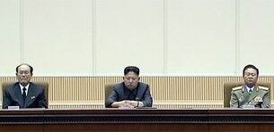 장성택 처형 이후 북한의 2인자로 급부상한 최룡해 인민군 총정치국장이 김정일 국방위원장 2주기를 맞아 한층 높아진 위상을 과시했다. 최 총정치국장(오른쪽)은 지난해 12월 17일 평양체육관에서 열린 김정일 위원장 중앙추모대회 주석단에서 김정은 국방위원회 제1위원장의 바로 옆에 앉았다. 
