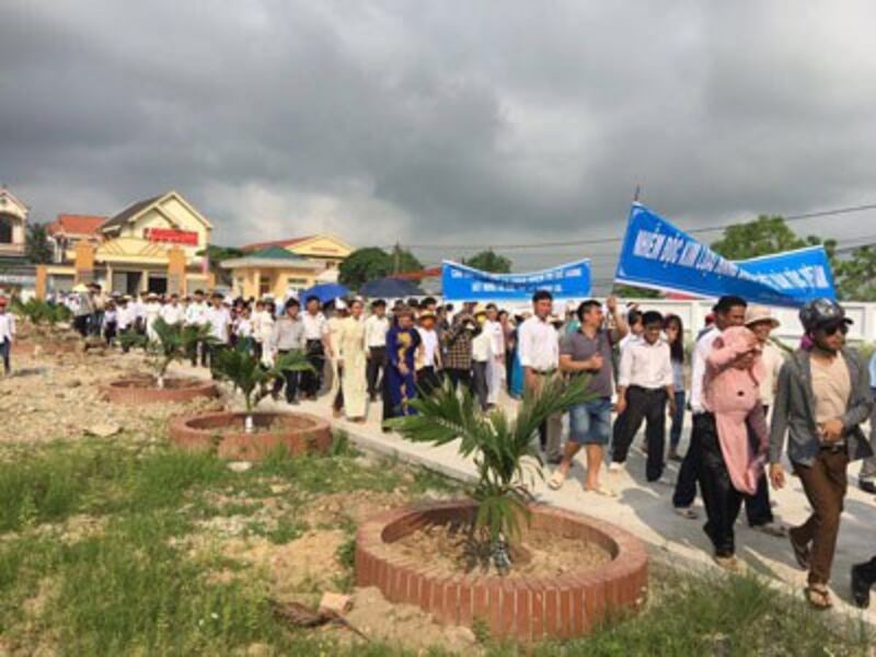 Người dân tiếp tục biểu tình ở Quỳnh Lưu, Nghệ An hôm 15/5/2016. Hình thính giả gửi RFA. 
