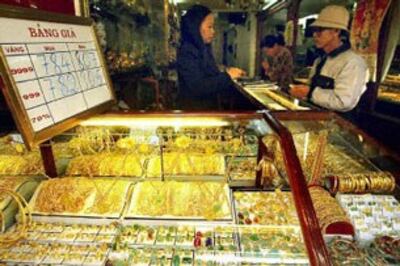 Cửa hàng vàng bạc xuất hiện khắp nơi