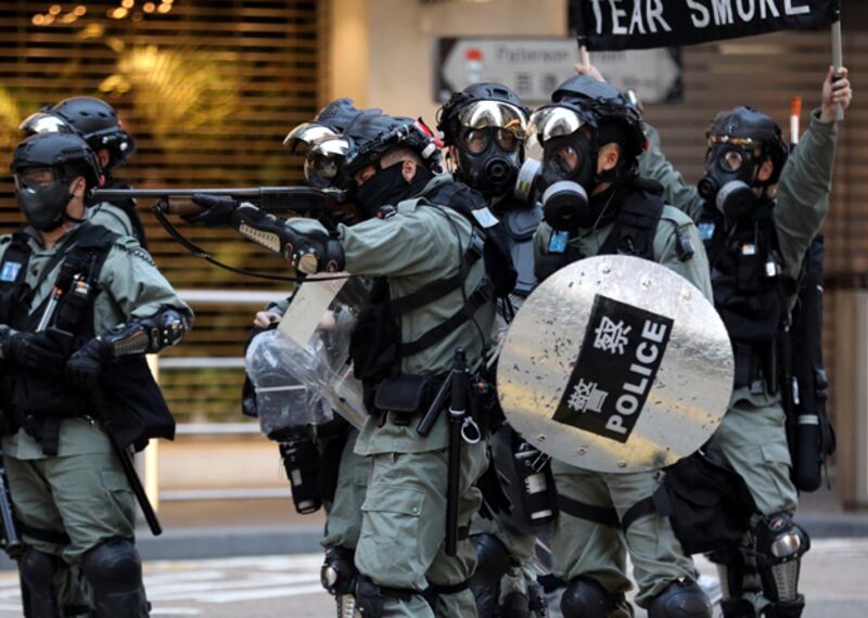 大批防暴警員在場戒備，遊行大致和平未有大規模衝突。（路透社）