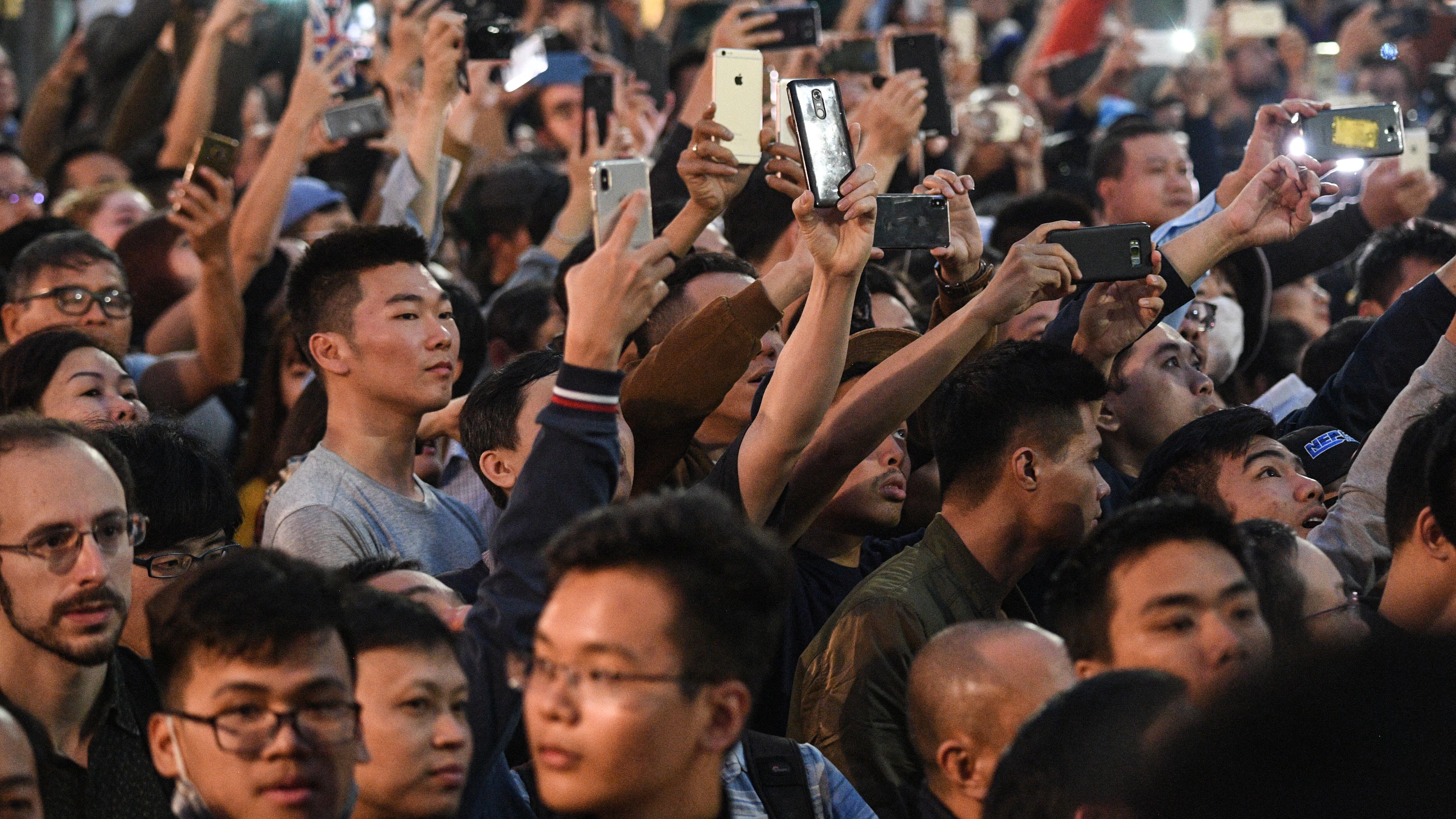 People gather outside the Sofitel Legend Metropole hotel before a dinner between US President Donald Trump and North Korea's leader Kim Jong Un in Hanoi on February 27, 2019.
NOEL CELIS / AFP