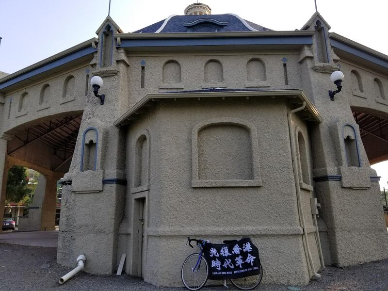 阿历克斯在旅途中拍摄的单车照片(阿历克斯·李提供)