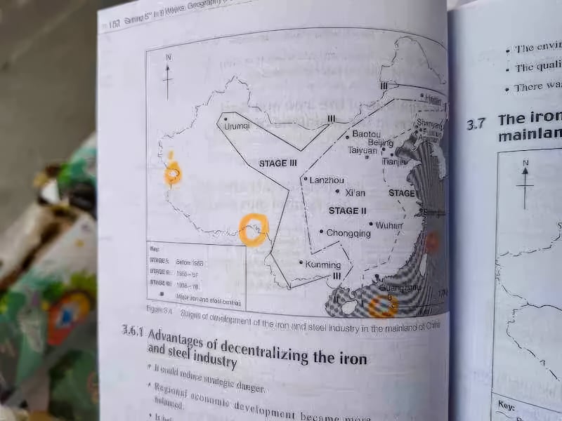 涉事地理教科書被指地圖多處錯繪中國國界。(中國海關總署微信圖片)
