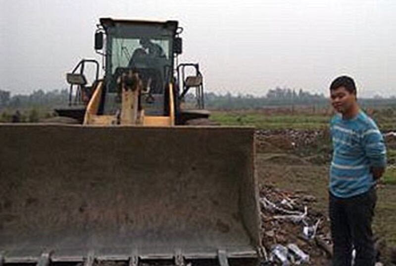 雙流縣當局周一即15號派強拆人員入村強徵土地遭村民制止，一度將推土機截留。（相片由六四天網提供）