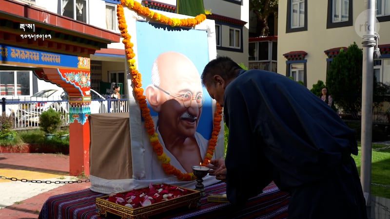 སྲིད་སྐྱོང་སྤེན་པ་ཚེ་རིང་ལགས་ཀྱིས་མེས་པོ་དམ་པ་གྷན་དྷིའི་སྐུ་པར་མདུན་སྣང་གསལ་ཞལ་དབྱེ་གནང་པ། ༢༠༢༦།༡༠།༠༢