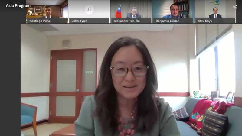美国国务院西太平洋事务首席副助卿朱莉·钟(Julie Chung)在研讨会上讲话（视频截图）