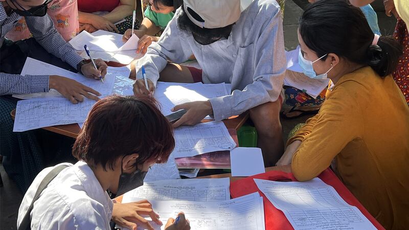 ရန်ကုန်မြို့ရှိ ရပ်ကွက်တစ်ခုတွင် လူဦးရေစာရင်းကောက်ယူနေသည်ကို ၂၀၂၃ ခုနှစ်၊ ဇန်နဝါရီလ ၁၁ ရက်နေ့က တွေ့ရစဉ်။ (Photo: RFA)