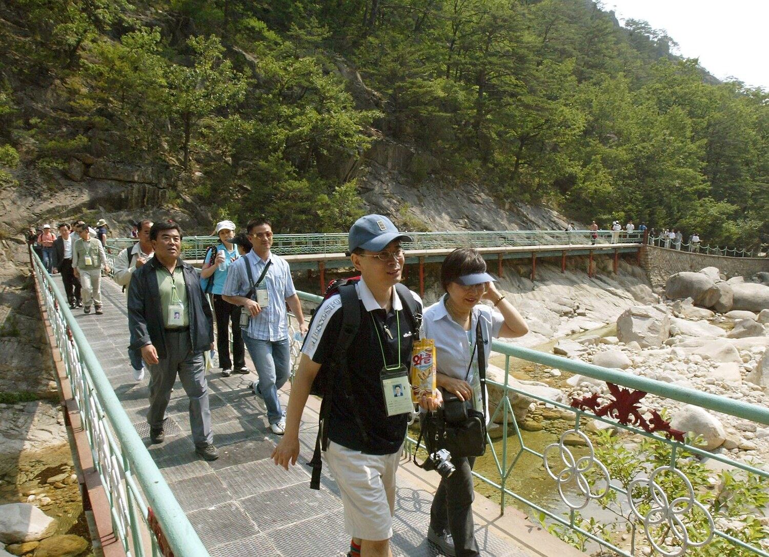 지난 2004년 6월 북한 금강산에서 관광을 하고 있는 남한 관광객들.