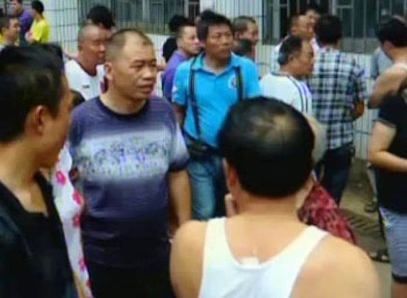 湖南邵陽自來水公司8月27日發生襲擊事件,事發後大批民眾緊急疏散。(網民提供)