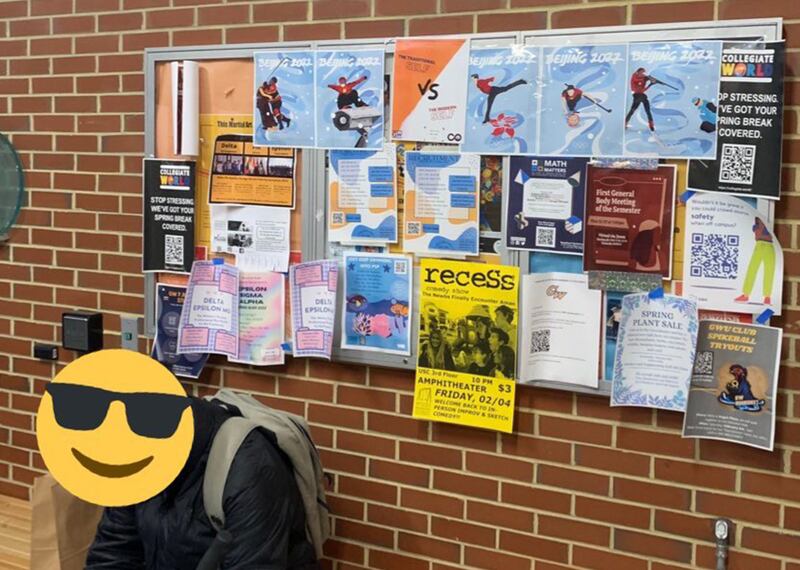 澳大利亞華人藝術家巴丢草創作的「抵制北京冬奥」系列作品張貼在喬治‧華盛頓的多處建築物上。（巴丢草提供）