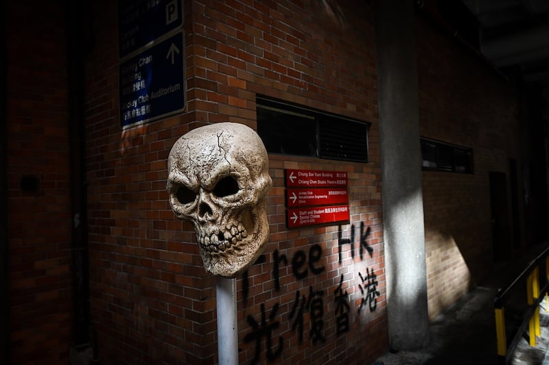 黑警大规模滥用催泪弹，催烟幕后暗藏死讯。（法新社）