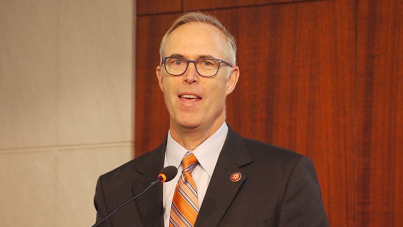 民主党籍美国联邦众议员赫夫曼7日表示,打击非法捕鱼需要各国合作,他批评美国本届政府做得不够。(自由亚洲电台记者郑崇生华盛顿摄)
