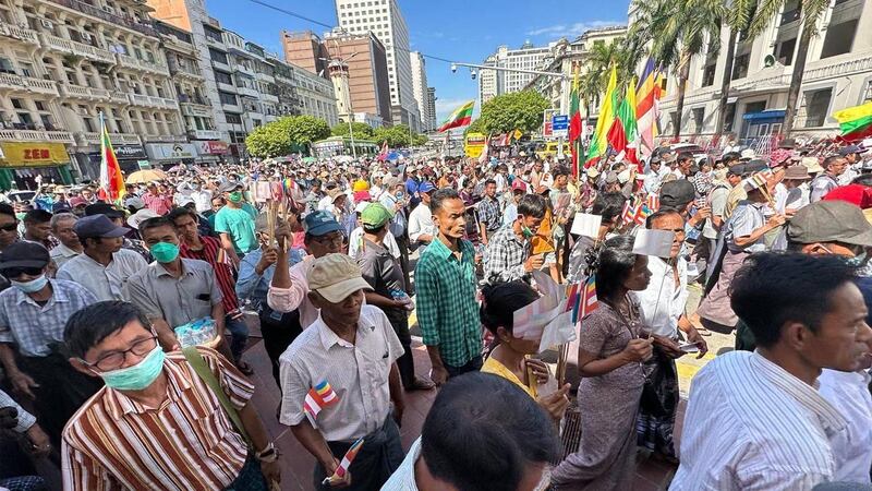 ရန်ကုန်မြို့တွင် တပ်မတော်ထောက်ခံပွဲပြုလုပ်နေသည့် အမျိုးသားအရေး လှုပ်ရှားကြသူများအား ၂၀၂၄ ခုနှစ် ဖေဖော်ဝါရီလ ၁ ရက်နေ့က တွေ့ရစဉ်။ (Photo: RFA)