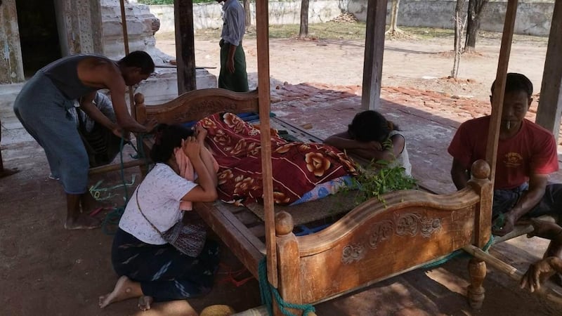 ၂၀၂၃ ခုနှစ် မေလ ၂၂ ရက်နေ့က စစ်ကိုင်းမြို့နယ်၊ ပဒူတိုက်နယ်တွင် စစ်ကြောင်းထိုးလာသည့် စစ်ကောင်စီတပ်ဖွဲ့ကို ရှောင်ရင်း အုတ်တံတိုင်းပိပြီး သေဆုံးသွားသော အသက် ငါးနှစ်အရွယ် မောင်ကောင်းသန့်၏ ဈာပန။ (Photo: Citizen Journalist)