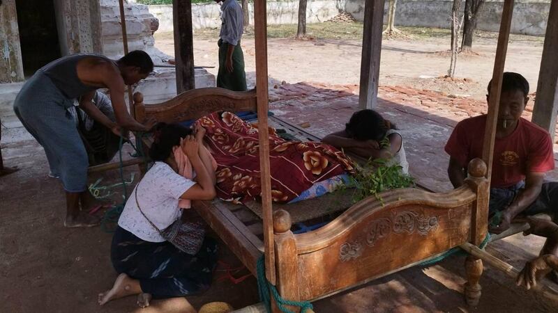 ၂၀၂၃ ခုနှစ် မေလ ၂၂ ရက်နေ့က စစ်ကိုင်းမြို့နယ်၊ ပဒူတိုက်နယ်တွင် စစ်ကြောင်းထိုးလာသည့် စစ်ကောင်စီတပ်ဖွဲ့ကို ရှောင်ရင်း အုတ်တံတိုင်းပိပြီး သေဆုံးသွားသော အသက် ငါးနှစ်အရွယ် မောင်ကောင်းသန့်၏ ဈာပန။ (Photo: Citizen Journalist)