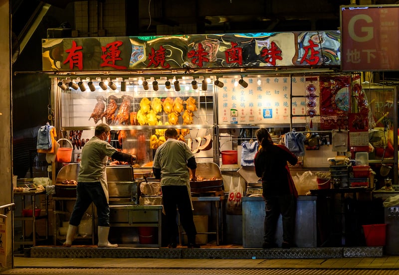 중국 식품 시장에서 상인들이 가게에서 일하고 있다.