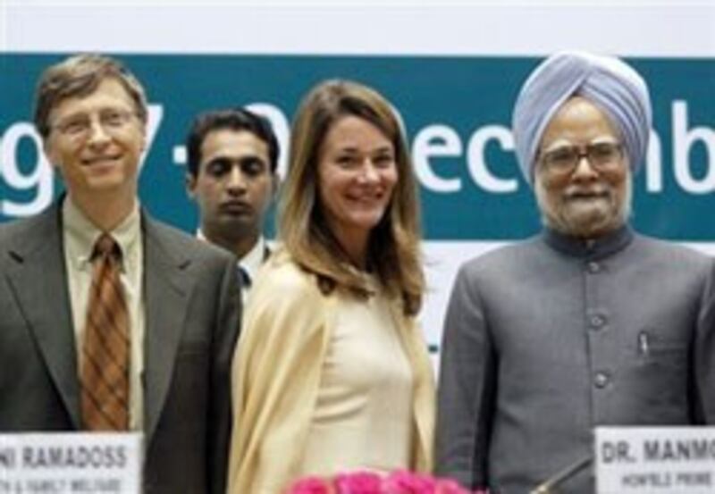 Thủ tướng Ấn Độ (phải), Bill và Melinda Gate tại New Delhi trong một lần tài trợ vắc xin cho trẻ em. AFP PHOTO.