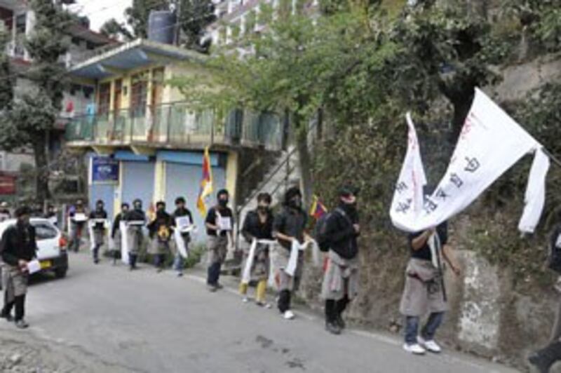 图片：印度西藏索嘎成人学校学生12月7日展开静声徒步游行和绝食活动。（记者丹珍摄）