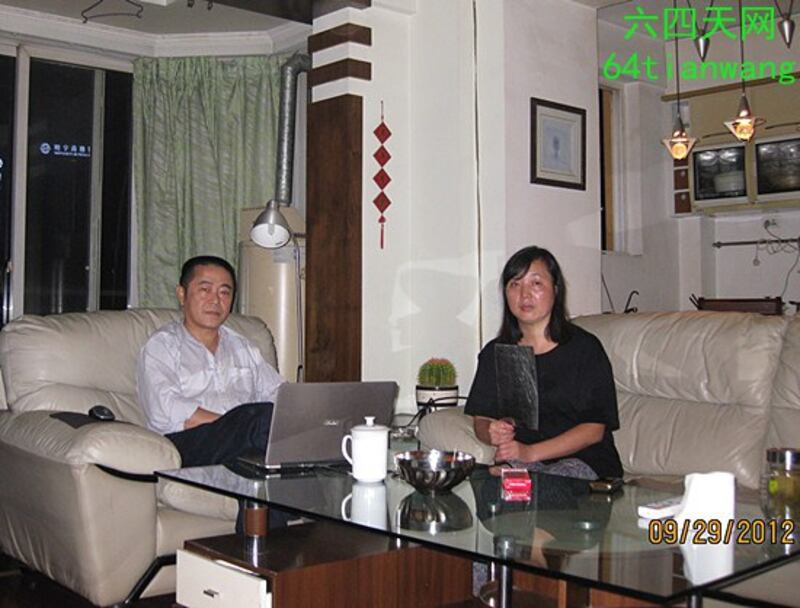 图片： 成都双流县农民维权代表胡金琼（右）与黄琦。 （六四天网）