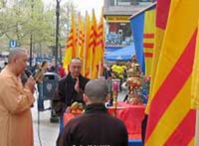 BerlinPraying200.jpg
