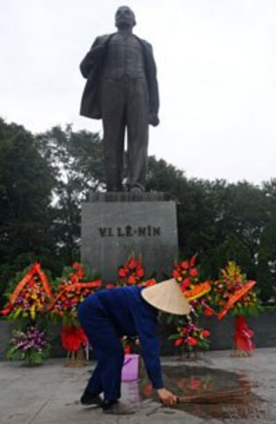 Tượng Lenin tại Hà Nội, chụp hôm 07/11/2013. AFP photo
