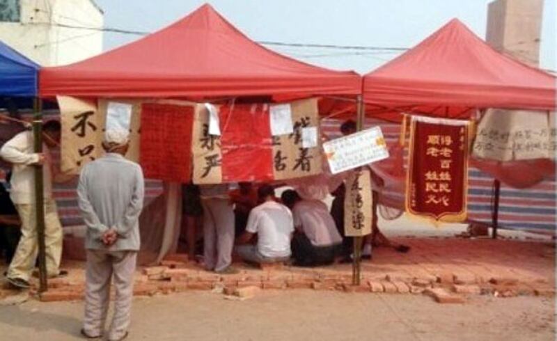 河北省武強縣村民不滿東北助劑公司长期造成环境污染，從8月中起，在其廠外搭起帳篷抗議。（村民攝）