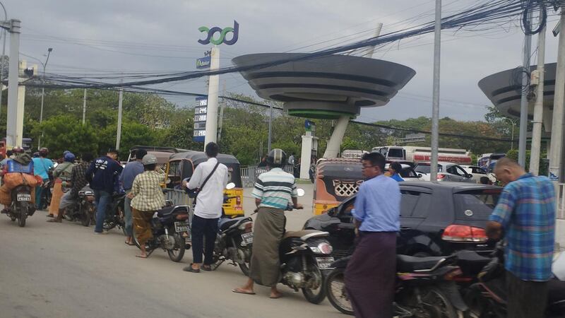 မန္တလေးမြို့ရှိ BOC စက်သုံးဆီဆိုင်တွင် စက်သုံးဆီဝယ်ယူရန် တန်းစီစောင့်ဆိုင်းနေကြသည်ကို ၂၀၂၄ ခုနှစ်၊ ဇူလိုင်လ ၃၀ ရက်နေ့က တွေ့ရစဥ်။ (Photo: RFA)