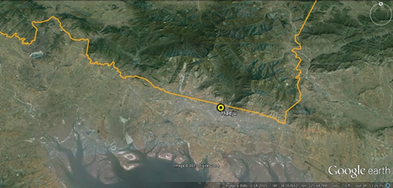 북한 황해남도에서 현재 건설 중인 운하. 북한에서 가장 큰 규모의 운하로 약 50km길이에 해주시를 관통하며, 옹진, 강령군 등에 물을 공급하게 된다. (2015년 1월 촬영). 사진-구글 어스 캡쳐/ 커티스 멜빈 제공 