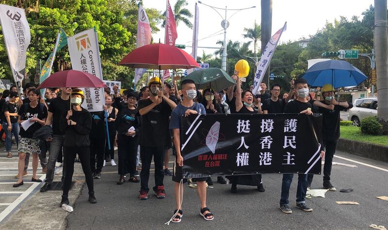 8月4日台北游行约500人穿黑衣声援香港反送中。（记者夏小华摄）