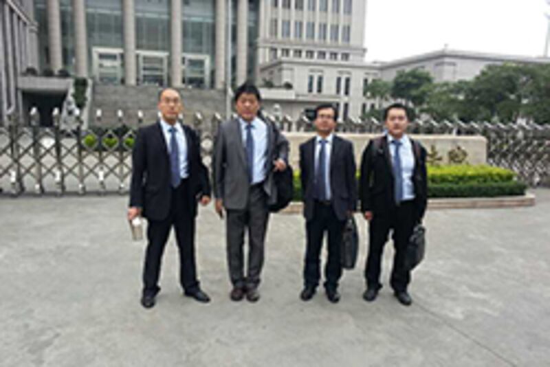 代表郭飛雄和孫德勝的代表律師，在天河區法院門口合照。(微信相片)