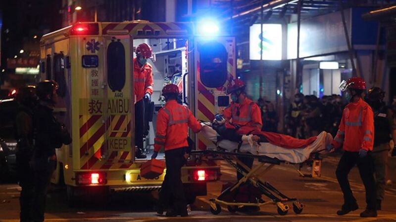 2020年1月27日,香港医护人员在旺角将一名抗议者送上救护车。(美联社)