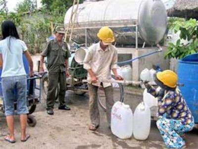 TP. HCM người dân phải xếp hàng để mua nước sạch