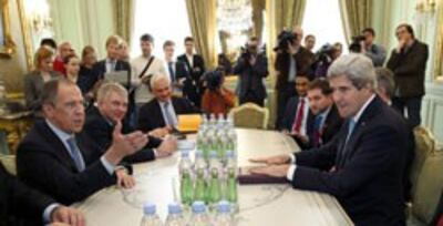 Ngoại trưởng Mỹ John Kerry (P) và Bộ trưởng Ngoại giao Nga Sergei Lavrov (T) gặp nhau tại Paris hôm 05/3/2014. AFP photo