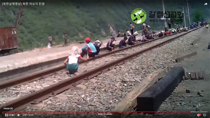 철길 보수에 동원돼 일하는 어린이들.