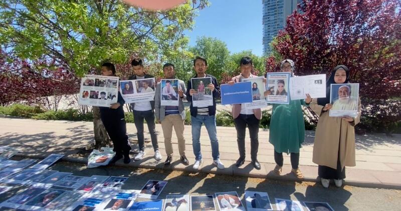 2020-يىلى 12-ئاينىڭ 18-كۈنىدىن ئېتىبارەن پائالىيەت باشلىغان لاگېر قۇربانلىرى يېقىنلىرى خىتاينىڭ ئەنقەرەدە تۇرۇشلۇق ئەلچىخانىسىنىڭ ئالدىدا ئۆتكۈزگەن نامايىشىدىن كۆرۈنۈش. 2022-يىلى 23-ماي، ئەنقەرە.