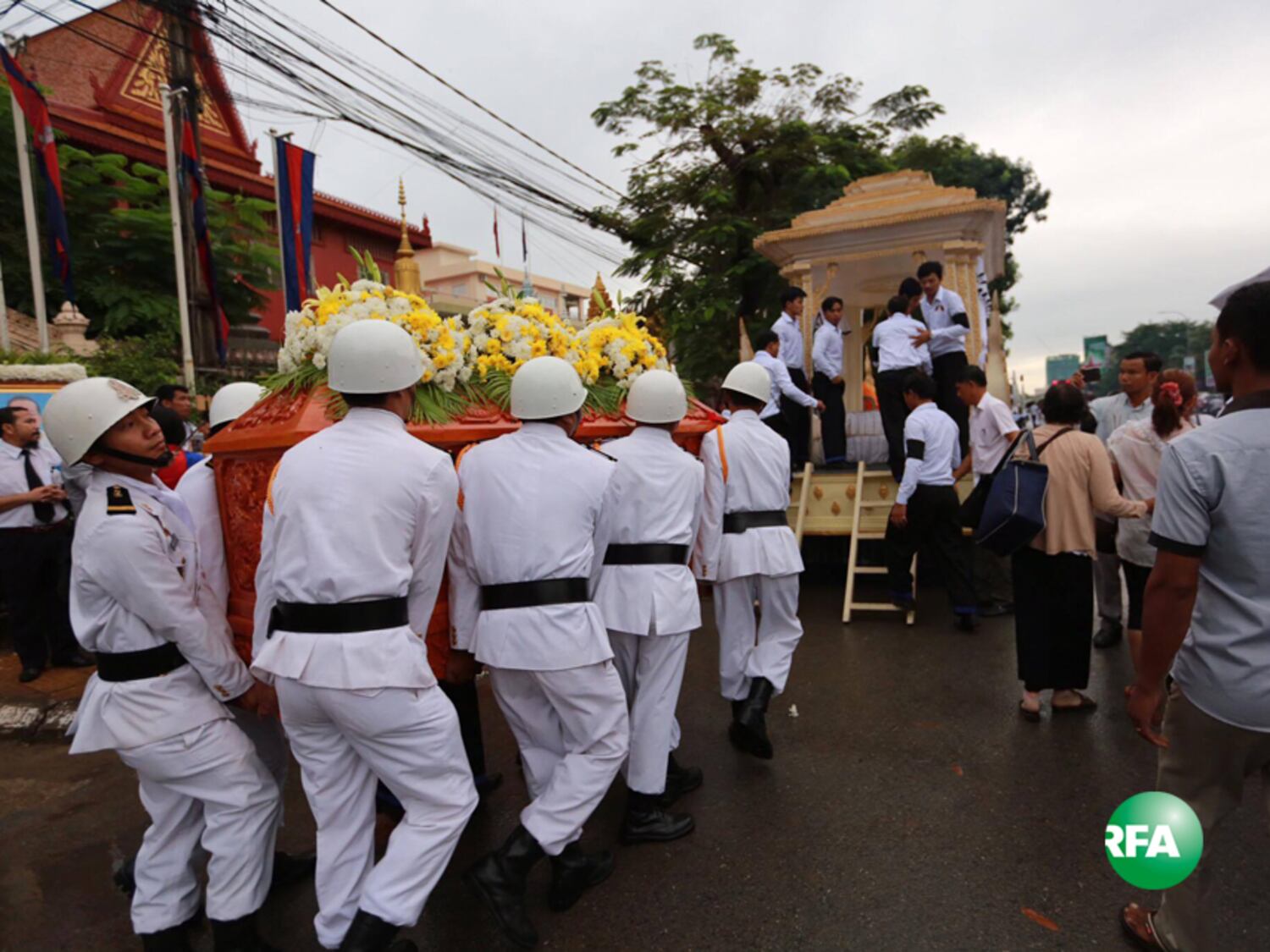 ពិធី​ហែ​សព​លោក ប៉ែន សុវណ្ណ ចេញ​ពី​វត្ត​ថាន់ យក​ទៅ​បូជា​នៅ​វត្ត​ឫស្សីសាញ់ ជិត​គុក​ព្រៃ​ស នៅ​ថ្ងៃ​ទី​៦ ខែ​វិច្ឆិកា ឆ្នាំ​២០១៦។ 
