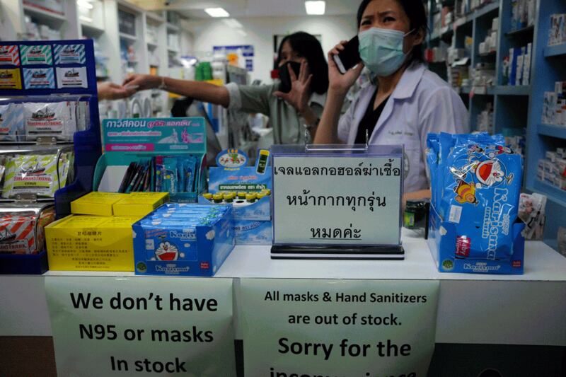 Hình minh họa. Biển đề hết khẩu trang y tế tại một hiệu thuốc ở Bangkok hôm 31/1/2020