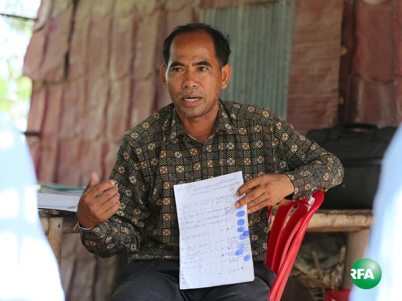 ប្រធាន​ក្រុមហ៊ុន អ៊ីសធើន រ៉ាយស៍ ហ្វៀល ឌីវេឡុបមេន (Eastern Rice Field Development) លោក កុយ សារ៉េន រៀបរាប់​អំពី​ការ​ជីក​ស្ដារ​ប្រឡាយ​ក្នុង​ឃុំ​គគីសោម ស្រុក​ស្វាយទាប ខេត្ត​ស្វាយរៀង ថ្ងៃ​ទី​៣១ ខែ​សីហា ឆ្នាំ​២០១៦។ RFA/Chuop Sereyroth