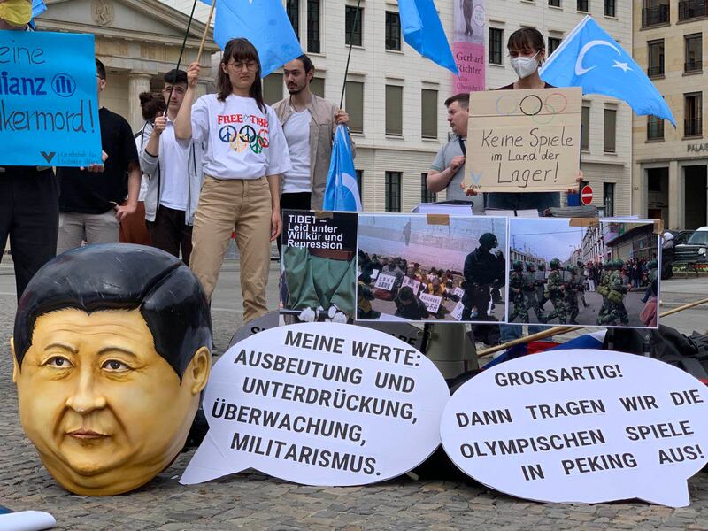 歐洲反對北京冬奧會的呼聲很高。圖為德國多個組織在柏林勃蘭登堡門舉行活動,指出建有集中營的國家,沒有資格舉辦奧運會。 (吳亦桐 攝 / 2021年6月)